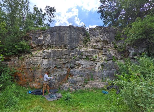 Man setting up ropes for Top rope climbing at Sawyers Quarry