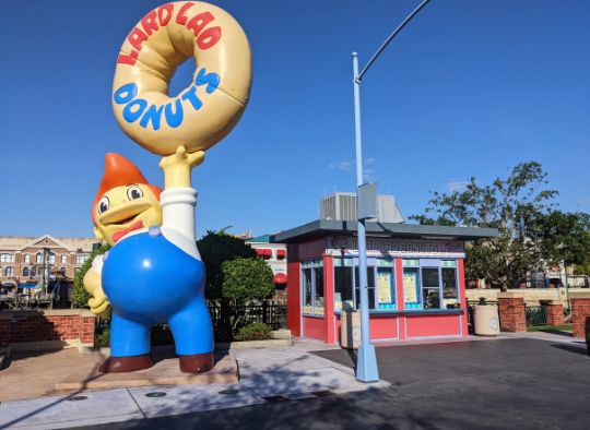 Lard Lad Donuts Statue and shop in Universal Orlando