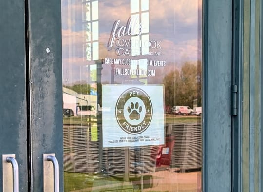 Pet friendly sign on door to Falls Overlook Cafe