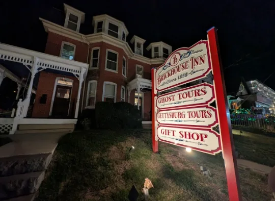 Sign in front of the Brickhouse Inn Gettysburg